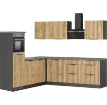 Moderne Küche mit Holzfronten, Dunstabzugshaube und Einbaubackofen