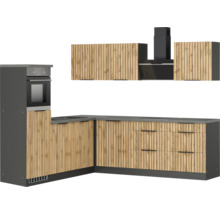 Komplette Küche mit Holzfronten, Dunstabzugshaube und Einbaubackofen