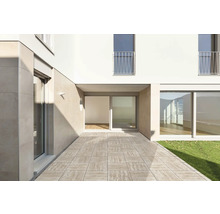 Außenansicht eines modernen Gebäudes mit Fliesenboden