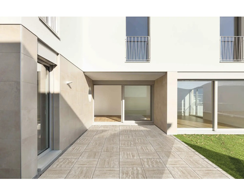 Außenansicht eines modernen Gebäudes mit Fliesenboden