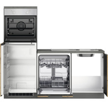 Küchenzeile mit Spüle, Geschirrspüler, Kühlschrank und Backofen mit geöffneten Türen.