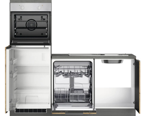 Küchenzeile mit Spüle, Geschirrspüler, Kühlschrank und Backofen mit geöffneten Türen.