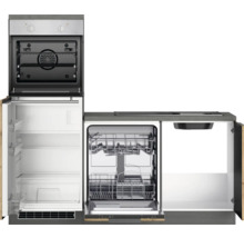 Küchenzeile mit Backofen, Kühlschrank, Geschirrspüler und Spüle