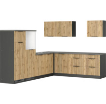 Moderne Küche mit Holzfronten und grauen Arbeitsplatten