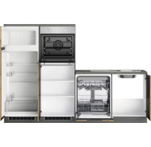 Offene modulare Küche mit Kühlschrank, Backofen, Spülmaschine und Spüle.