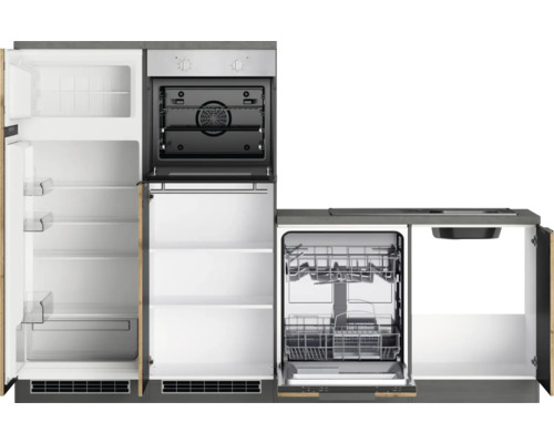 Küchenzeile mit Kühlschrank, Ofen, Geschirrspüler und Spüle mit offenen Türen