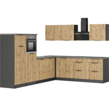 Komplette Küche mit Spüle, Backofen, Dunstabzugshaube und Schränken mit Holzfronten