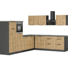 Moderne Küche mit Holzfronten und dunkler Arbeitsplatte