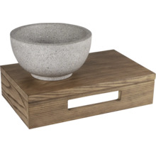 Dekoschale aus Stein auf Holztablett