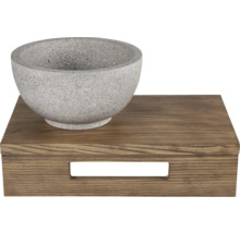 Schale aus Kunststein auf einem Holztablett