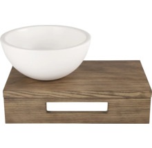 Weisse Schale auf Holztablett