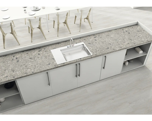 Küchenspüle aus Edelstahl mit Arbeitsplatte und Unterbauschränken