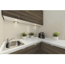 Eckküchenspüle aus Edelstahl mit Armatur, eingebaut in eine Küchenzeile mit Holzfronten