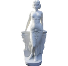 Frauenfigur aus Stein als Gartendekoration