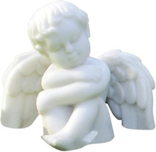 Figur eines schlafenden Engels mit Flügeln als Dekoration