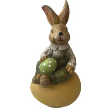 Osterhase Figur mit Ei als Dekoration