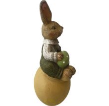Osterhase auf Ei mit Dekoei