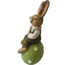 Osterhase Figur auf Osterei für die Dekoration