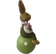 Osterhase Figur auf einer Kugel sitzend mit Blumenstrauß