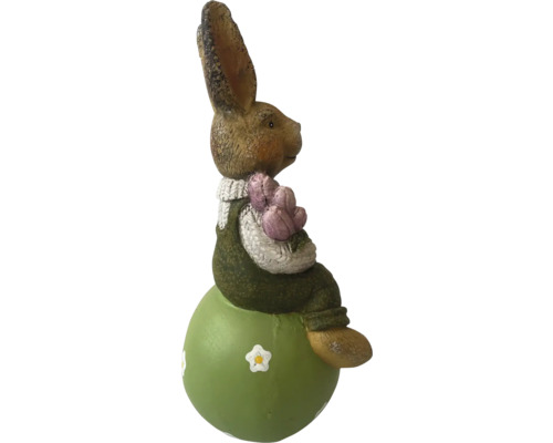 Osterhase Figur auf einer Kugel sitzend mit Blumenstrauß