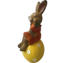 Osterhase auf einem gelben Ei als Gartendekoration