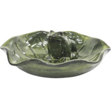 Dekorative Froschfigur in einer blattförmigen Schale.