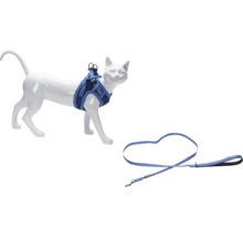 Katzen Gurtzeug mit Leine an einer Katzenattrappe