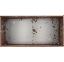 Innenansicht einer Pflanzkiste aus Metall mit Rostspuren und Ablauflöchern