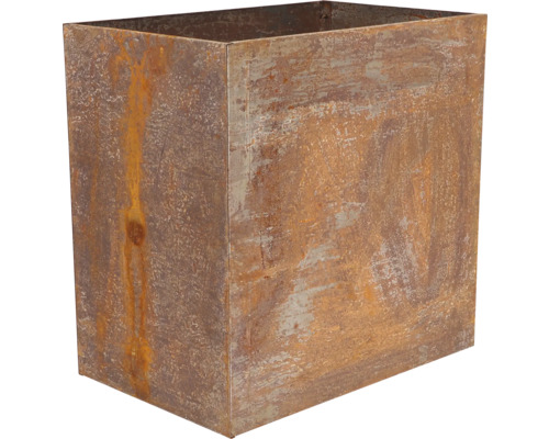 Quadratischer Pflanzkübel aus Metall mit Rostoptik.