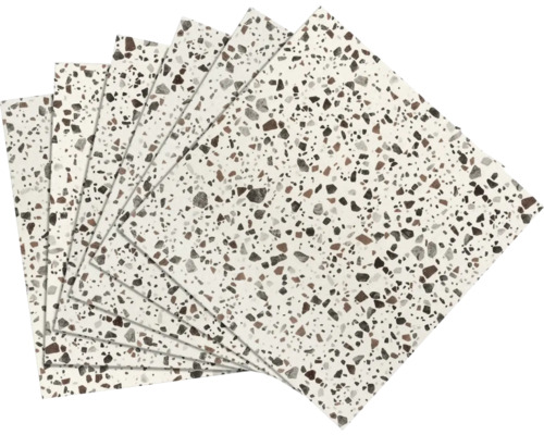 Mehrere Bodenfliesen mit Terrazzomuster