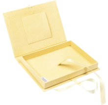 Geöffnete Geschenkbox mit Schleife