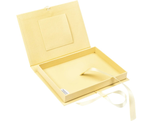 Geöffnete Geschenkbox mit Schleife