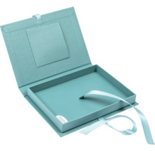 Offene blaue Aufbewahrungsbox mit Band