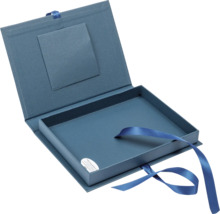 Offene blaue Aufbewahrungsbox mit Band