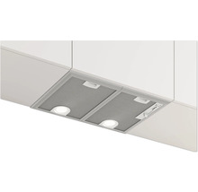 Eingebaute Dunstabzugshaube unter einem Küchenschrank mit zwei Filtern und zwei Lichtern