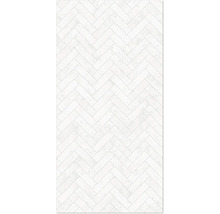 Helle Fliesen mit Fischgrätenmuster