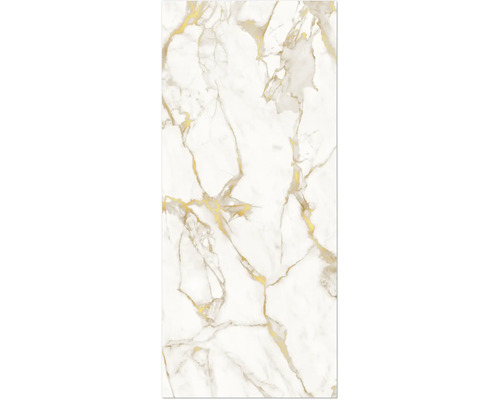 Fliesenmuster in Marmoroptik mit goldenen Akzenten