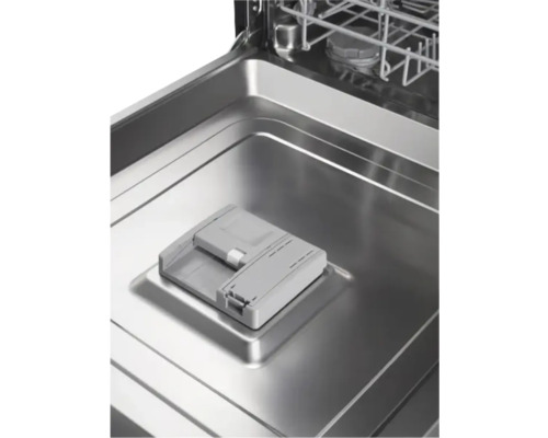 Innenraum einer Spülmaschine mit Reinigerfach