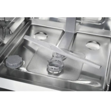 Innenansicht eines Geschirrspülers mit Sprüharm, Sieb und Behälter für Reiniger