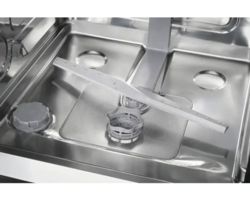 Innenansicht eines Geschirrspülers mit Sprüharm, Sieb und Behälter für Reiniger