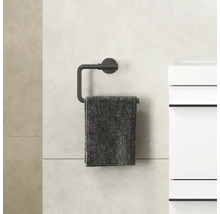 Handtuchhalter mit Handtuch an einer Badezimmerwand