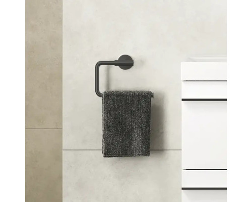 Handtuchhalter mit Handtuch an einer Badezimmerwand