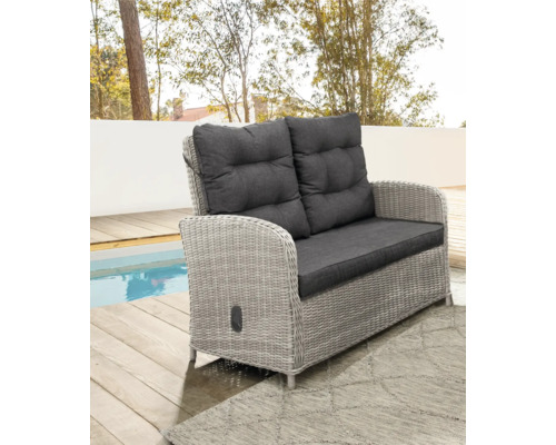 Gartensitzgruppe, Zweisitzer-Sofa aus Rattan mit Polsterauflagen im Außenbereich