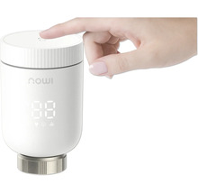 Hand bedient ein smartes Heizkörperthermostat von Imou mit digitaler Anzeige.