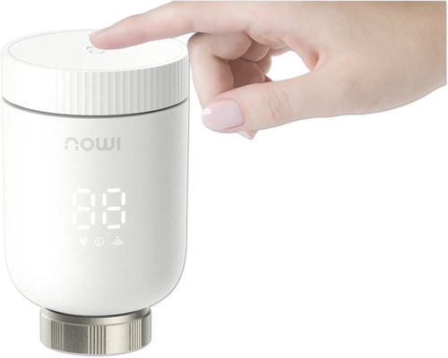 Hand bedient ein smartes Heizkörperthermostat von Imou mit digitaler Anzeige.