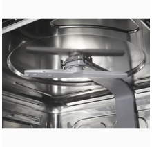 Innenansicht eines Geschirrspülers mit Sprüharmen.