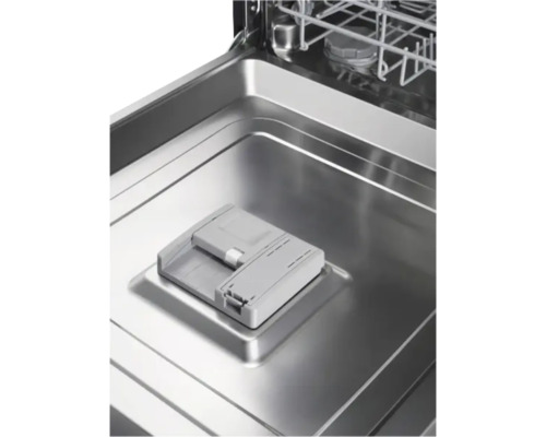 Innenansicht eines Geschirrspülers mit Reinigungsmittelspender