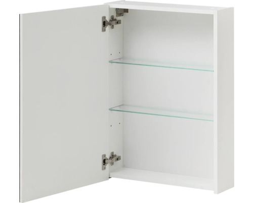 Weißer Spiegelschrank mit geöffneter Tür und zwei Glasablagen