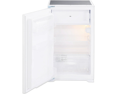 Offener, leerer Kühlschrank mit Fächern