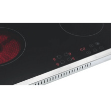 Detailansicht eines Kochfelds mit digitaler Anzeige und Bedienfeld